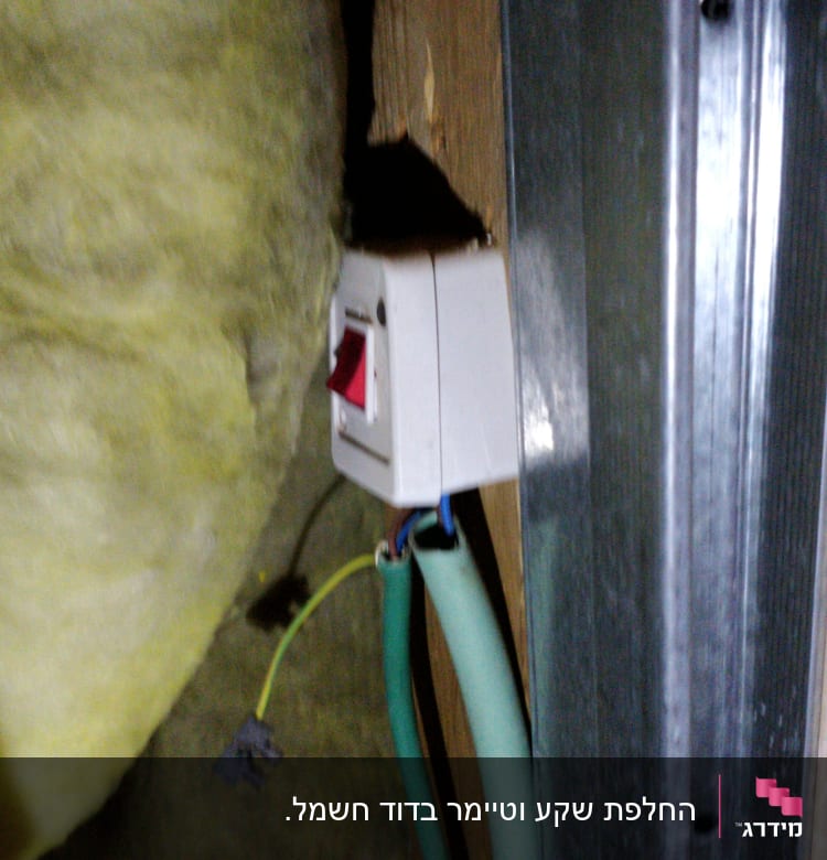 מתג חשמלי עם חוטים ירוקים וצהובים